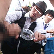 ゲイミルク牧場 ゲイミルクを生搾り